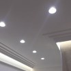 Точечные светильники в гостиной